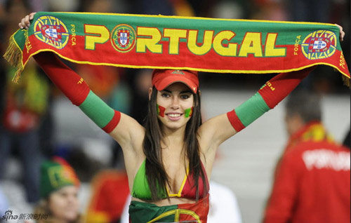 Diện bikini in cờ tổ quốc trên khán đài là cách một fan nữ ủng hộ Ronaldo và đội tuyển Bồ Đào Nha.